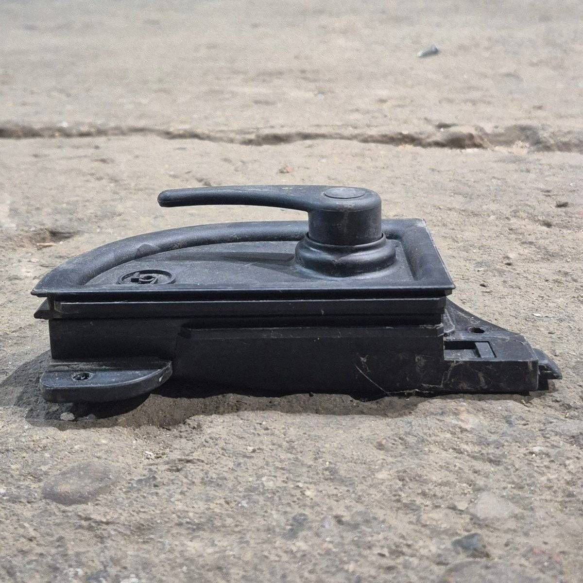 Used Lippert Screen Door Latch, Black - RP-1105