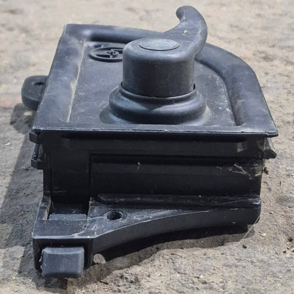 Used Lippert Screen Door Latch, Black - RP-1105