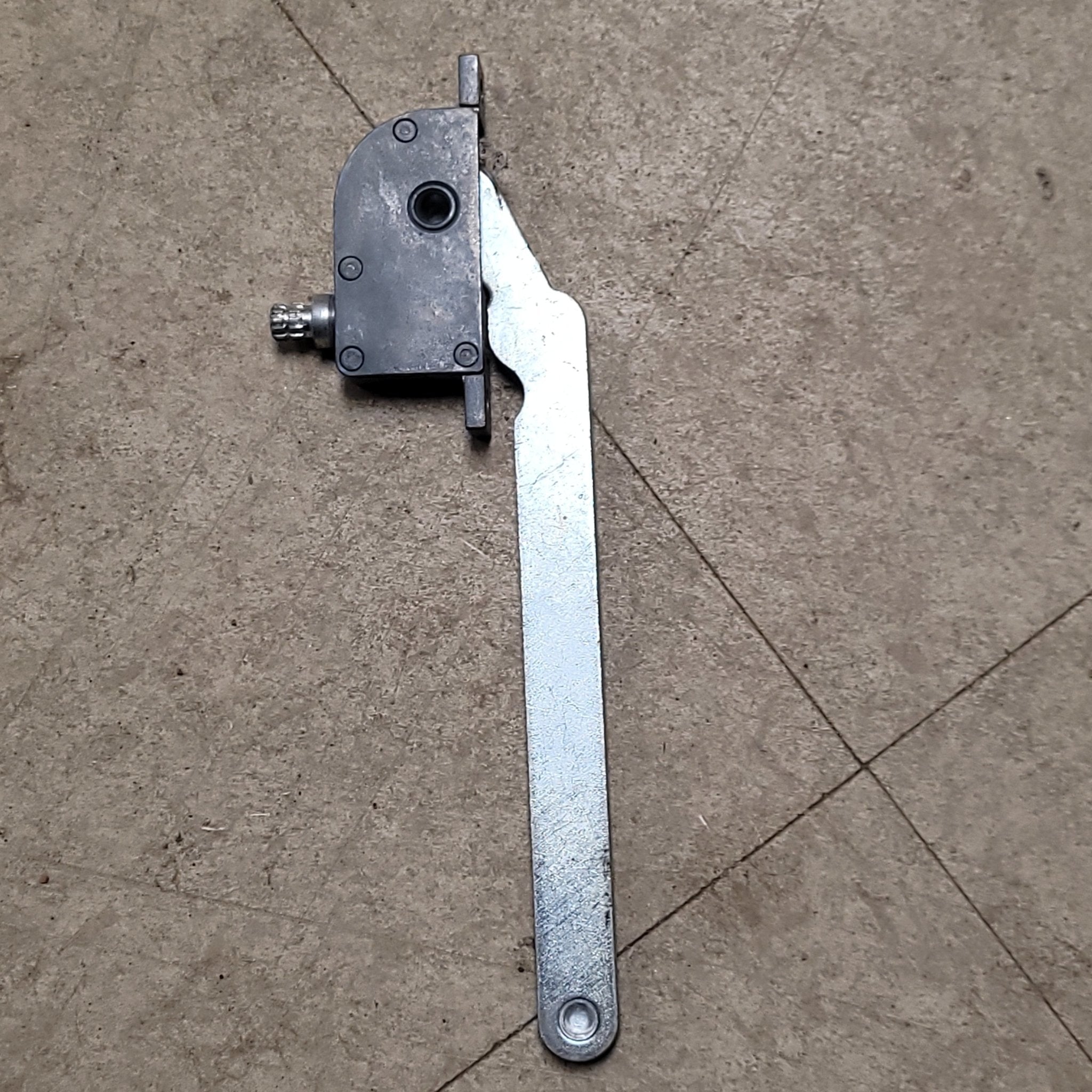 Used Vent Lift Mechanism 6 Arm 2 1/2 Hole Center